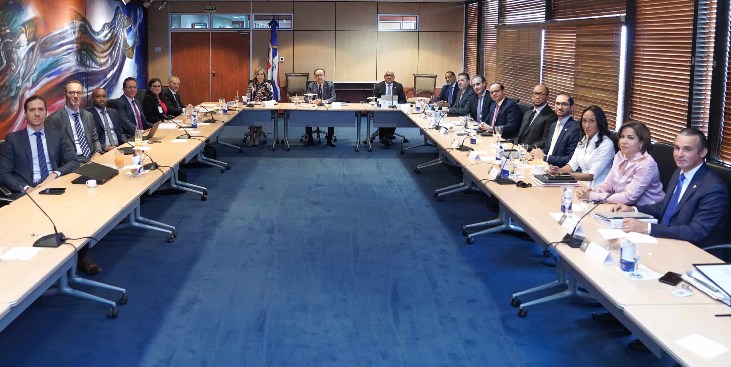 Valdez Albizu recibe a misión del FMI al término de su evaluación de la economía de RD de la visita del Artículo IV